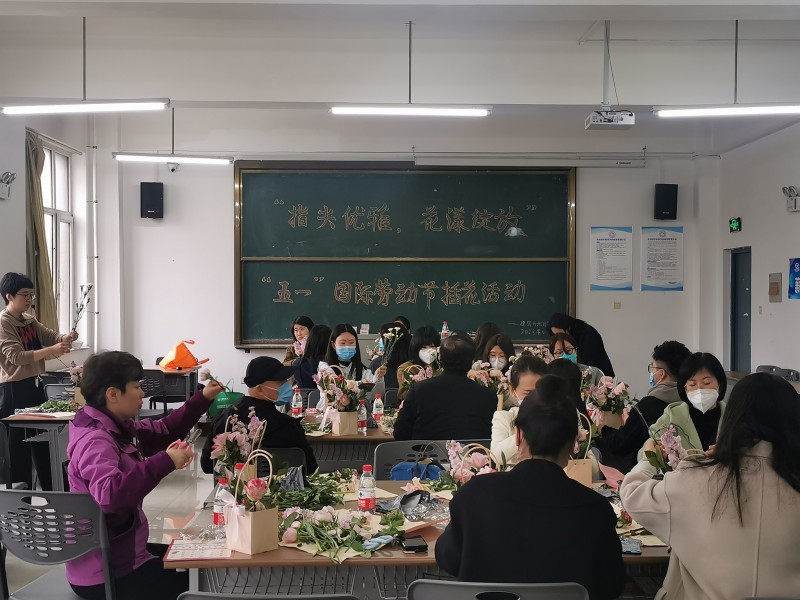 2026世界杯合作官网分工会举办”指尖优雅，花漾绽放“劳动节花艺沙龙活动（2）