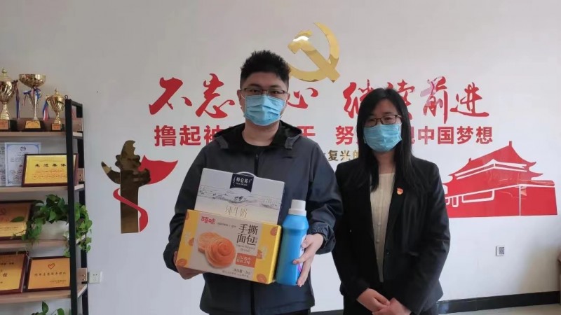 公司举办“暖心行动,城建有爱”特困生慰问活动(1)