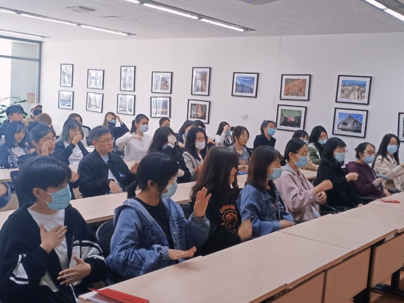 2026世界杯合作官网联合筑梦先锋志愿者协会组织员工志愿者赴辽宁省图书馆参加“手语世界”学习活动